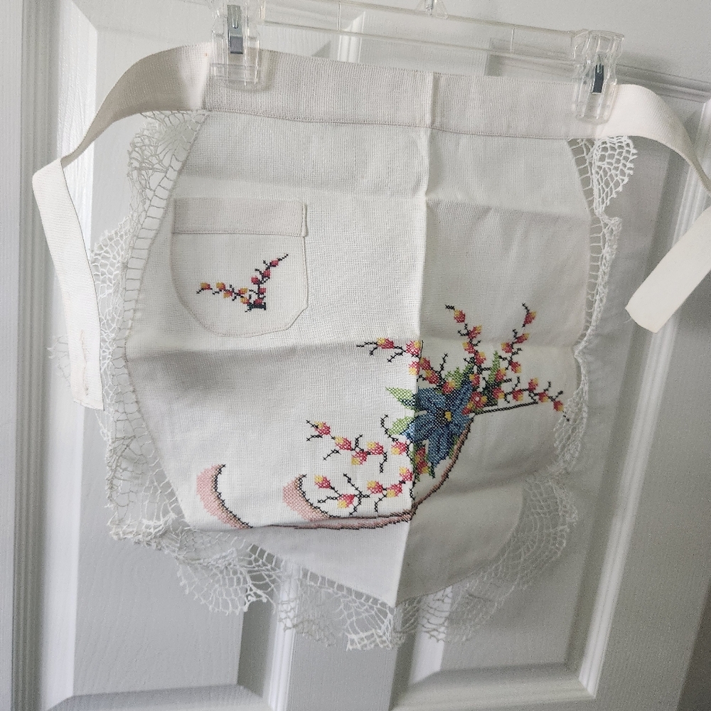 Vtg NWOT Hand Embroidered Lace Trim Apron